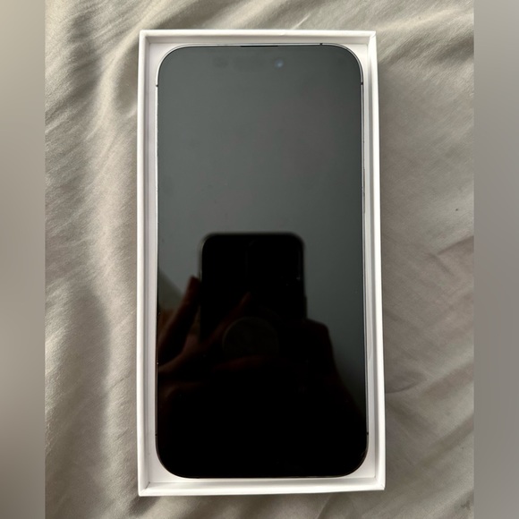 Apple iphone 14 Pro max 256gb purple. New. AT&T carrier locked. - Picture 4 of 5